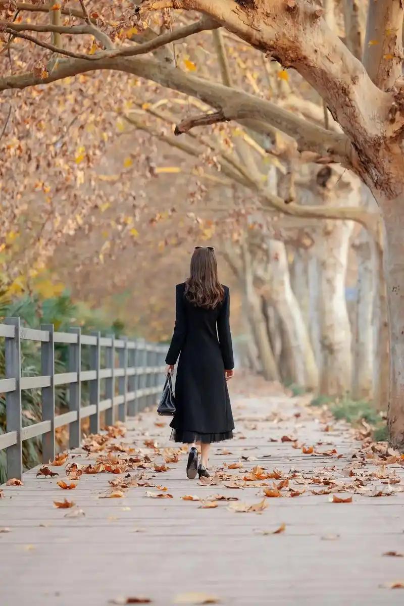 男生的暧昧热乎劲，咋就扛不住一句心意确认？
他会主动凑过来搭话，遇事顺手帮衬，聊