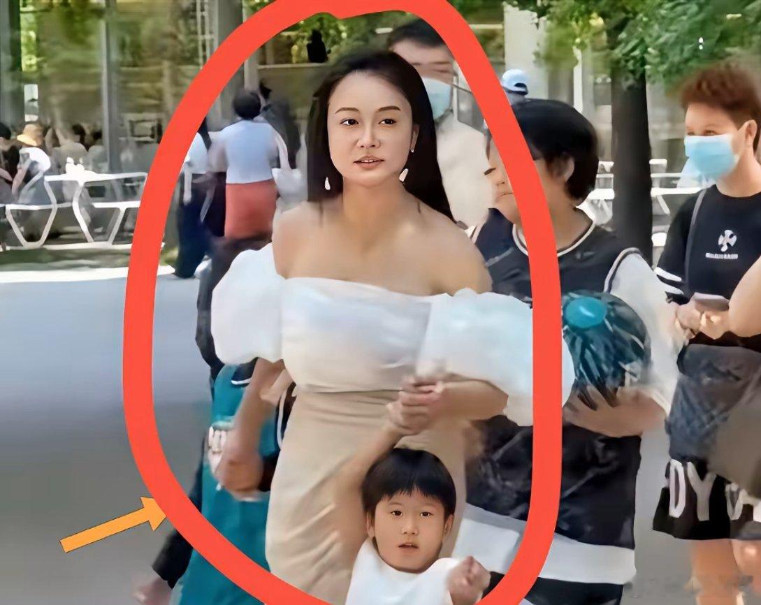 我儿子指着冉莹颖的照片跟我说“妈，你要是穿成冉莹颖这样来我们学校，那百分百我会躲