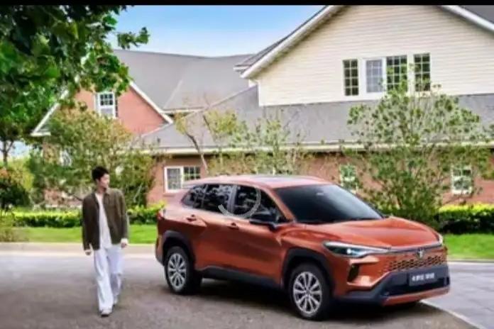 春节朋友圈晒图简直“疯”了！各种高端手机、名牌包包、名贵小吃、景区网红打卡地，小