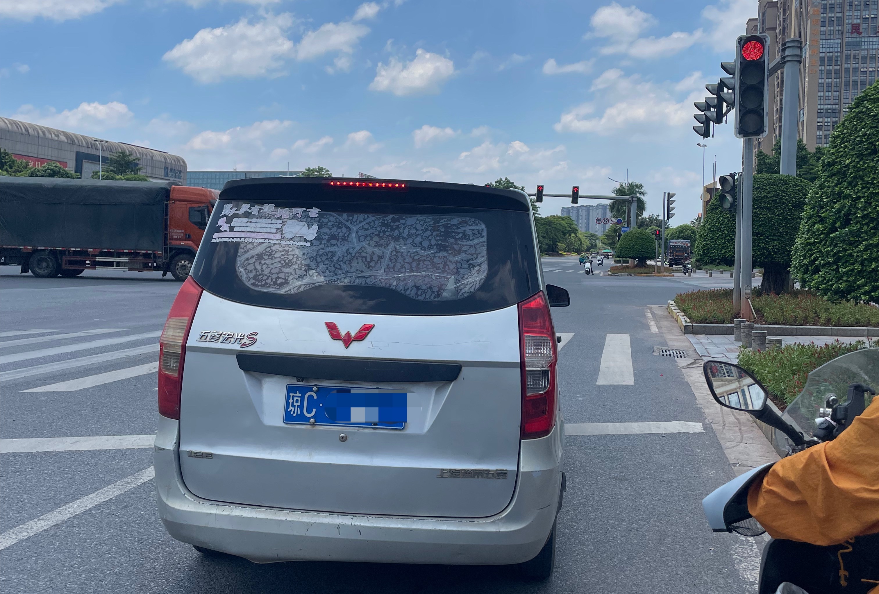 8月6日中午12时58分，琼c面包车在玉林走非机动车道过红绿灯被罚吗。 玉林·恒