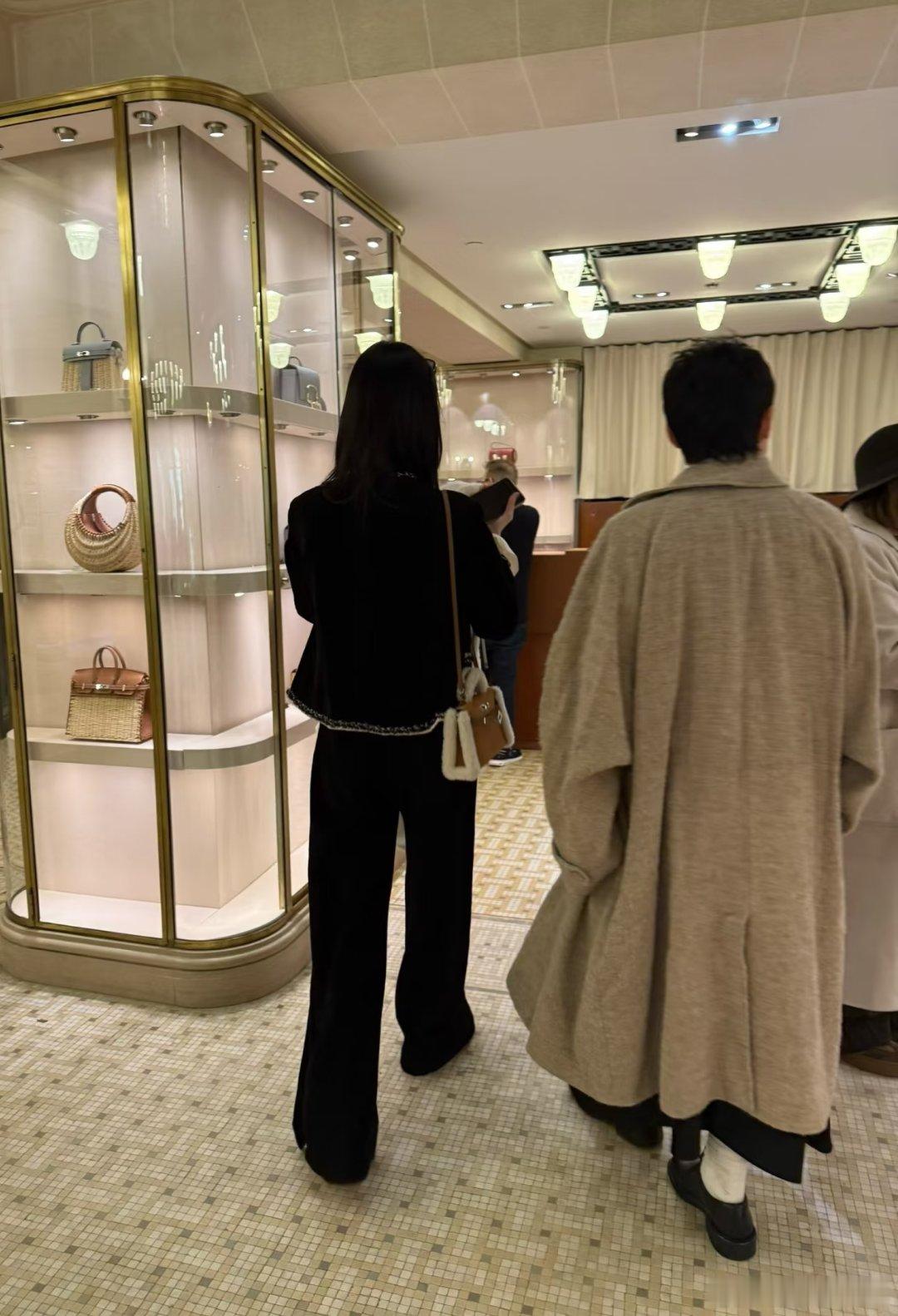 巴黎偶遇奚梦瑶巴黎爱马仕偶遇奚梦瑶 网友法国巴黎偶遇奚梦瑶逛奢侈品店，夸她又瘦又