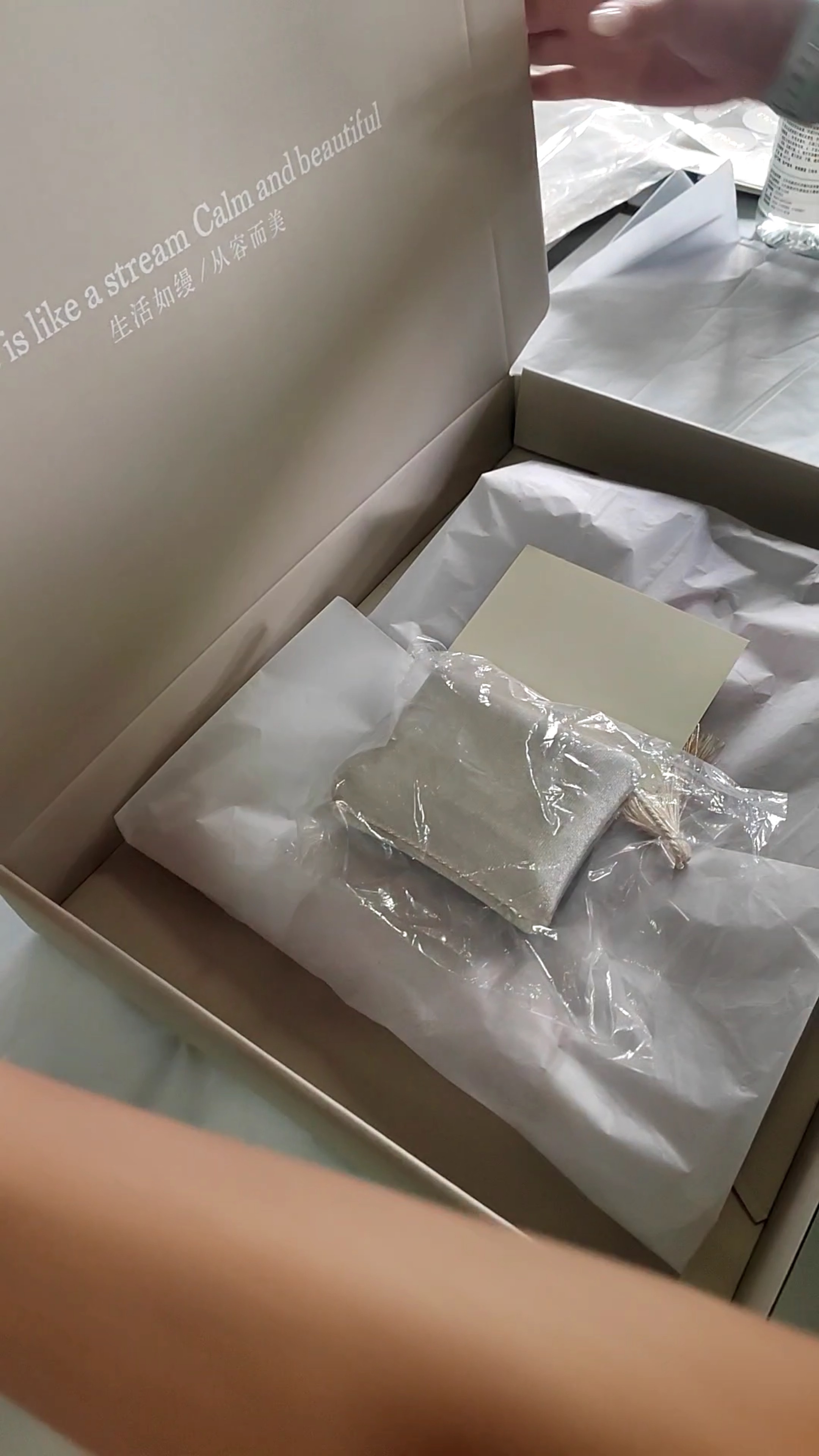 1.发货咯 希望大家都能收到美美的衣服4.紫色连衣裙斜裁 相同身高不同身材的人穿
