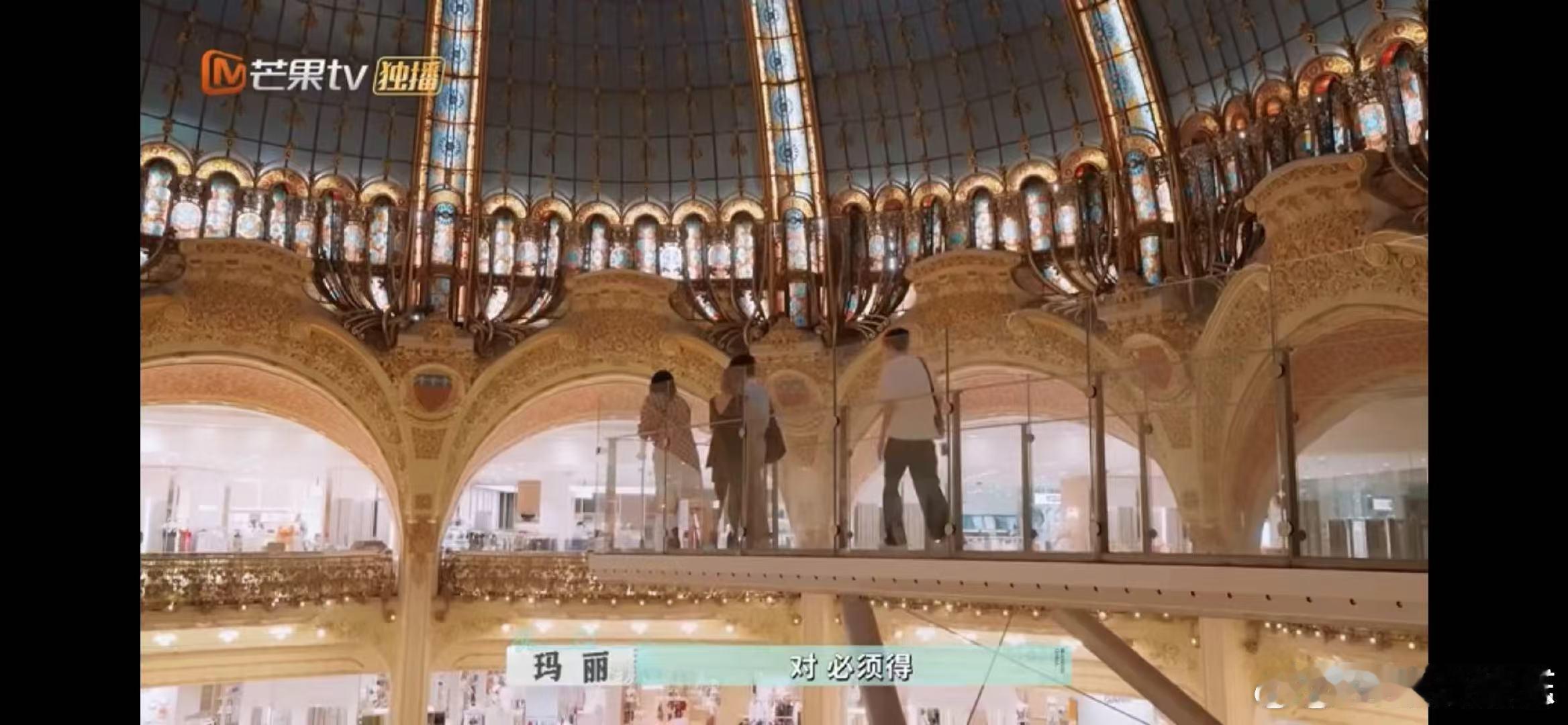 李佳琦毕雯珺演我恐高 救命！和在玻璃天桥上，一人抓一边栏杆，猜拳才敢动，合完影赶