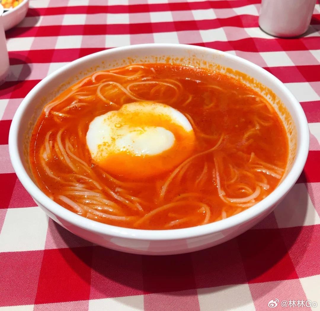 其实我还挺喜欢吃西贝的酸汤面，38一份量不大，确实有点贵。嘬吧两三口就没了，有滋