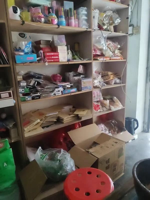 刷到一个网友分享，他儿子打算接手一家菜鸟驿站，转让费要8万，月租1500块，每天