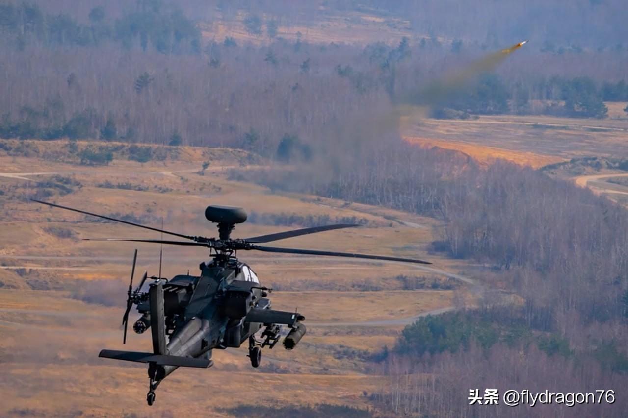 🇺🇸🇩🇪 在德国，一架美国陆军的AH-64E“阿帕奇”攻击直升机成功完成