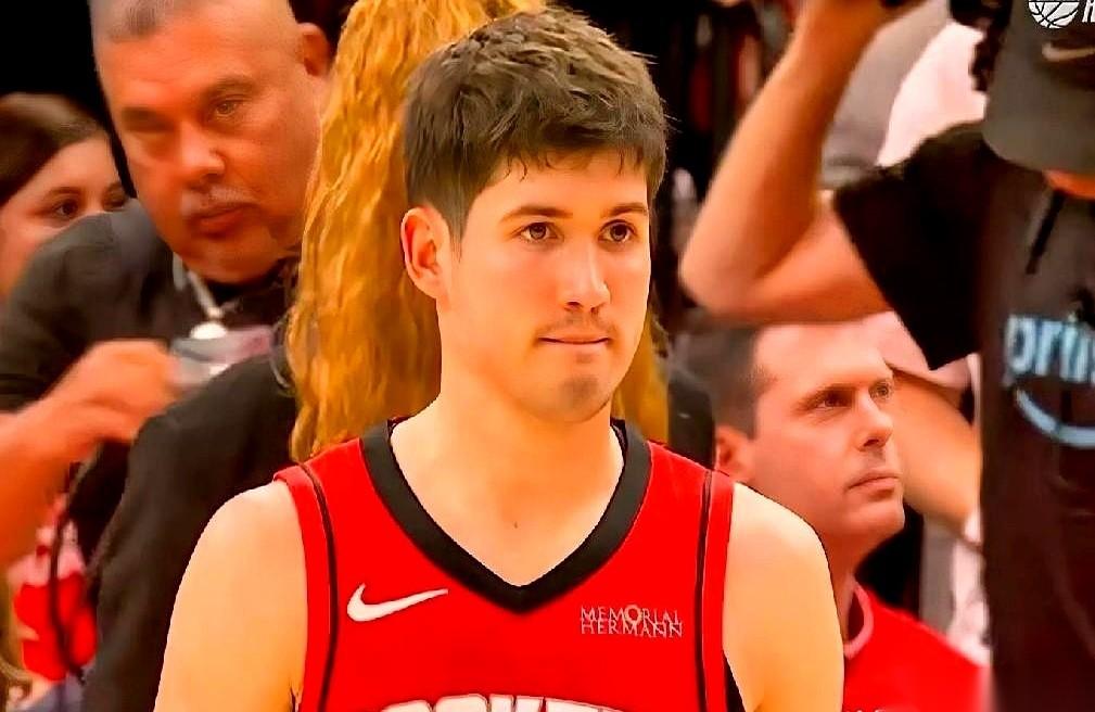 教练把剧本递到谢泼德手里：25秒，把球运到前场，比赛就结束了。
可他手一滑，直接