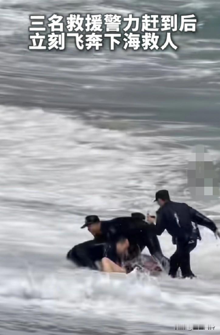 男子海边拍照被海浪卷走，三名警察将其拖拽上岸，极其危险，海边这样的浪潮不能下水的