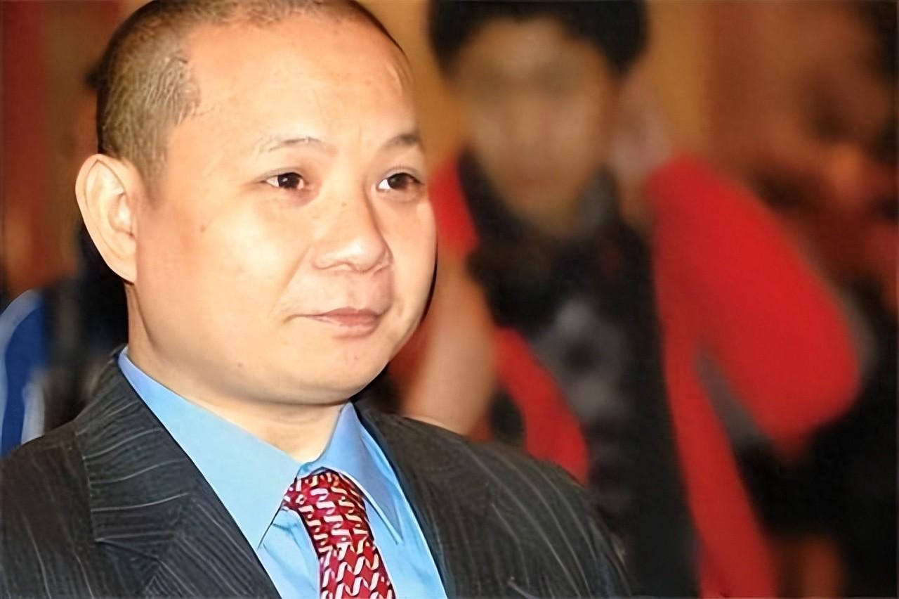 重庆一亿万富豪，曾花6000多万给员工们买房子，送员工十几辆保时捷，而等他破产后
