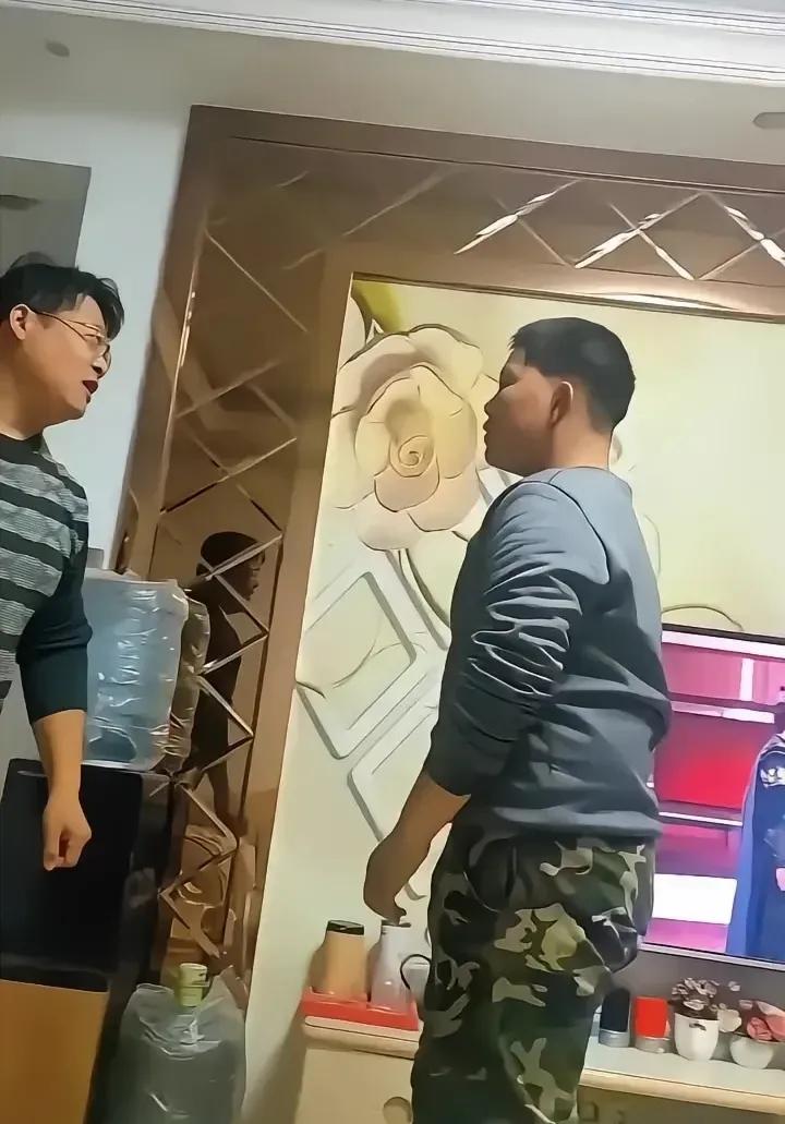 果然，不听话的爹还是得小夹袄管。新春佳节，老爹不顾家天天去找猪朋狗友聚会，老婆管