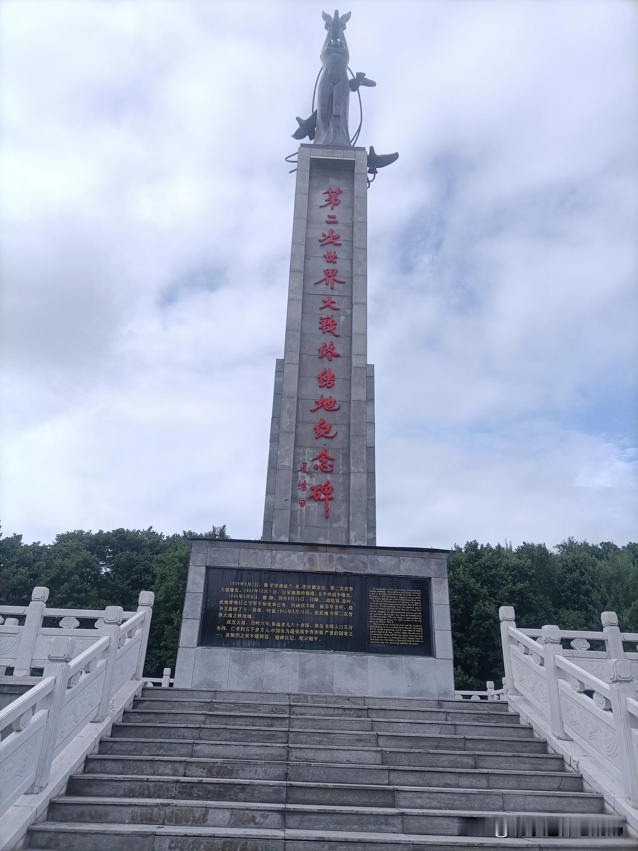 现在很多企业扎堆内卷通用大模型，比拼对话能力、参数规模、C 端流量，比拼短期热度