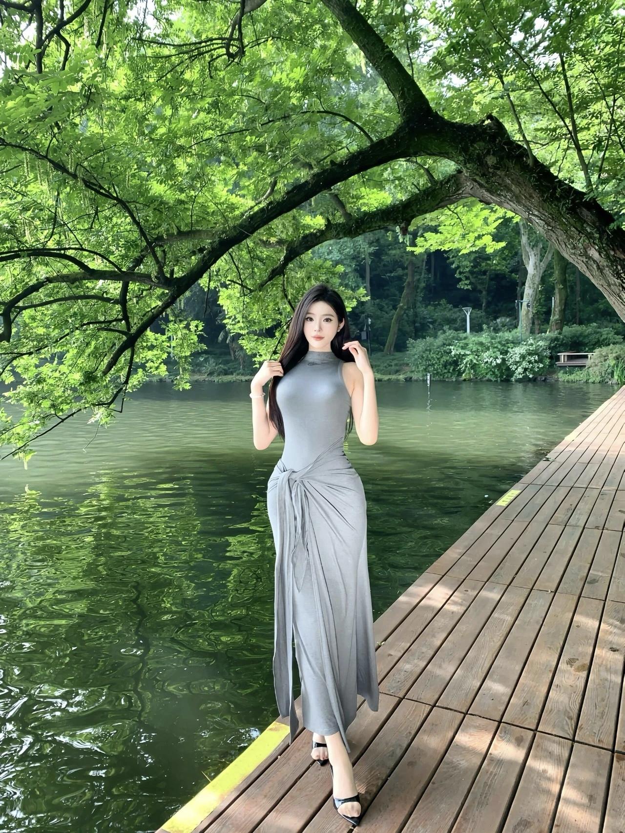 优雅漫步湖畔，灰裙飘飘，绿意盎然。