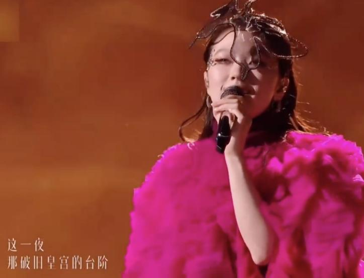 单依纯现在在歌手舞台上的表演，其实就是有一种不管观众死活的感觉了。

从《李白》