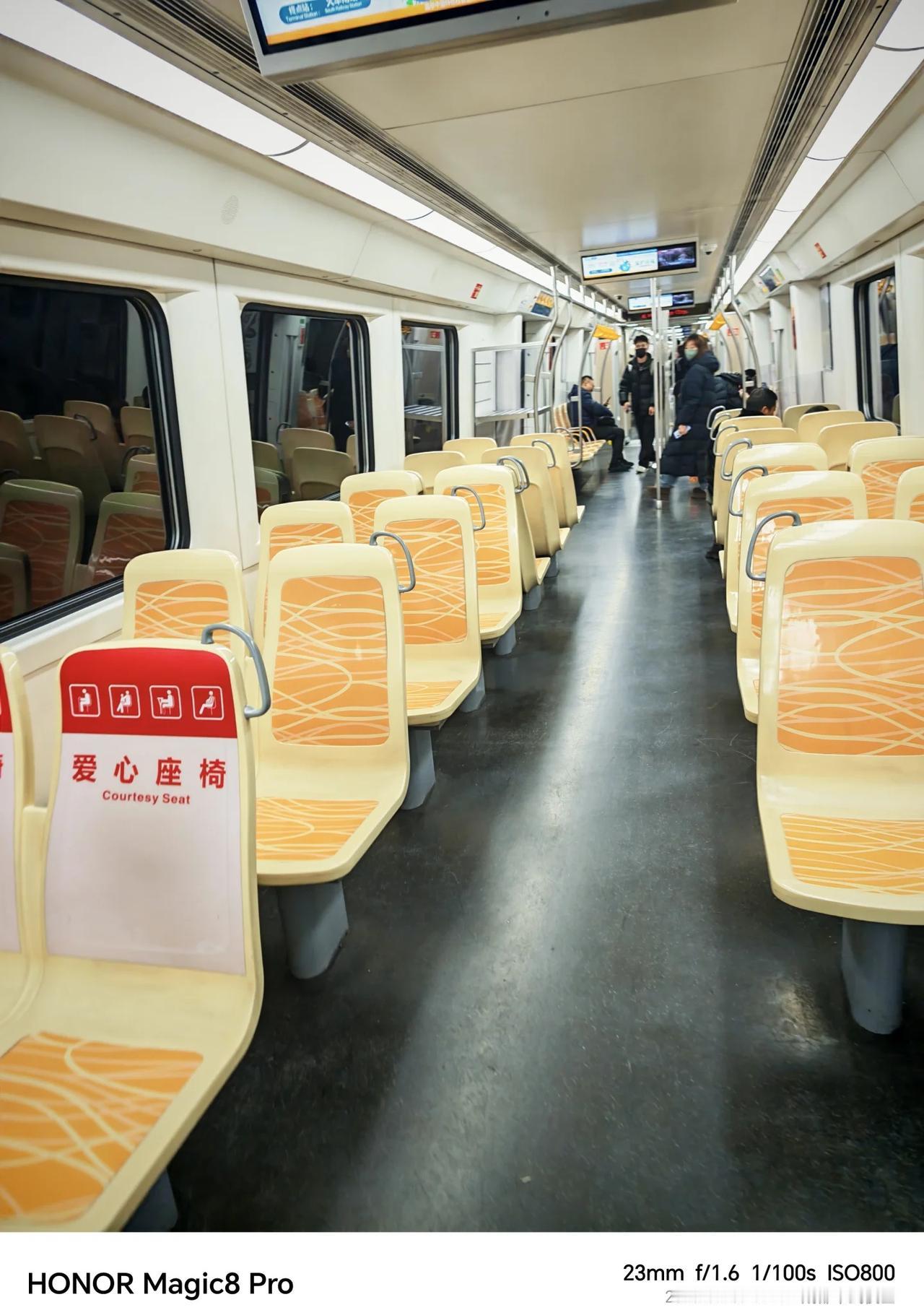 牛马去哪儿了？成都地铁开始拉椅子了！
居然城南的地铁空空荡荡！
拥挤的地铁 轨道