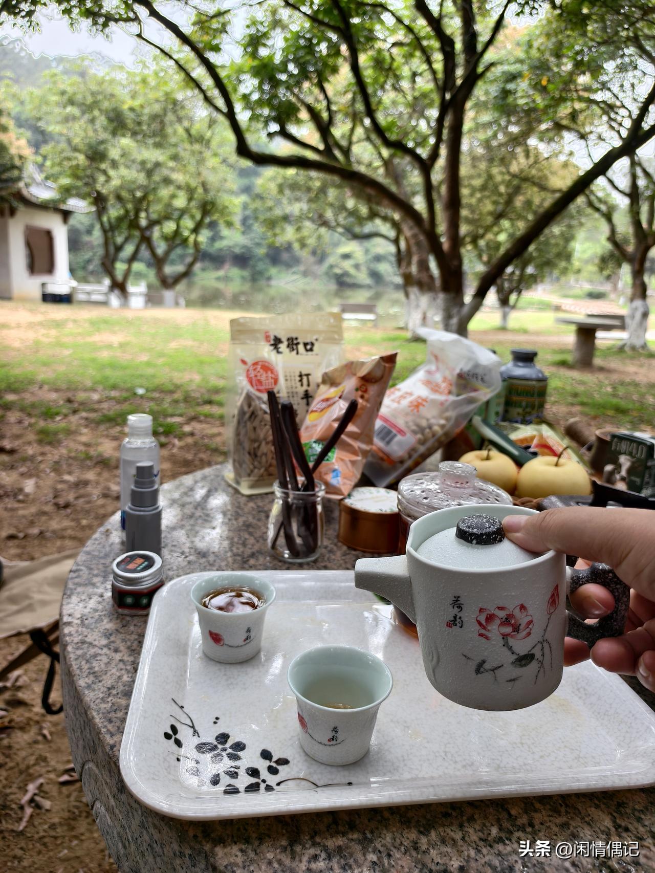我觉得50岁女人最迷人的地方，就是活明白了。不再跟别人较劲，也不委屈自己，说话做