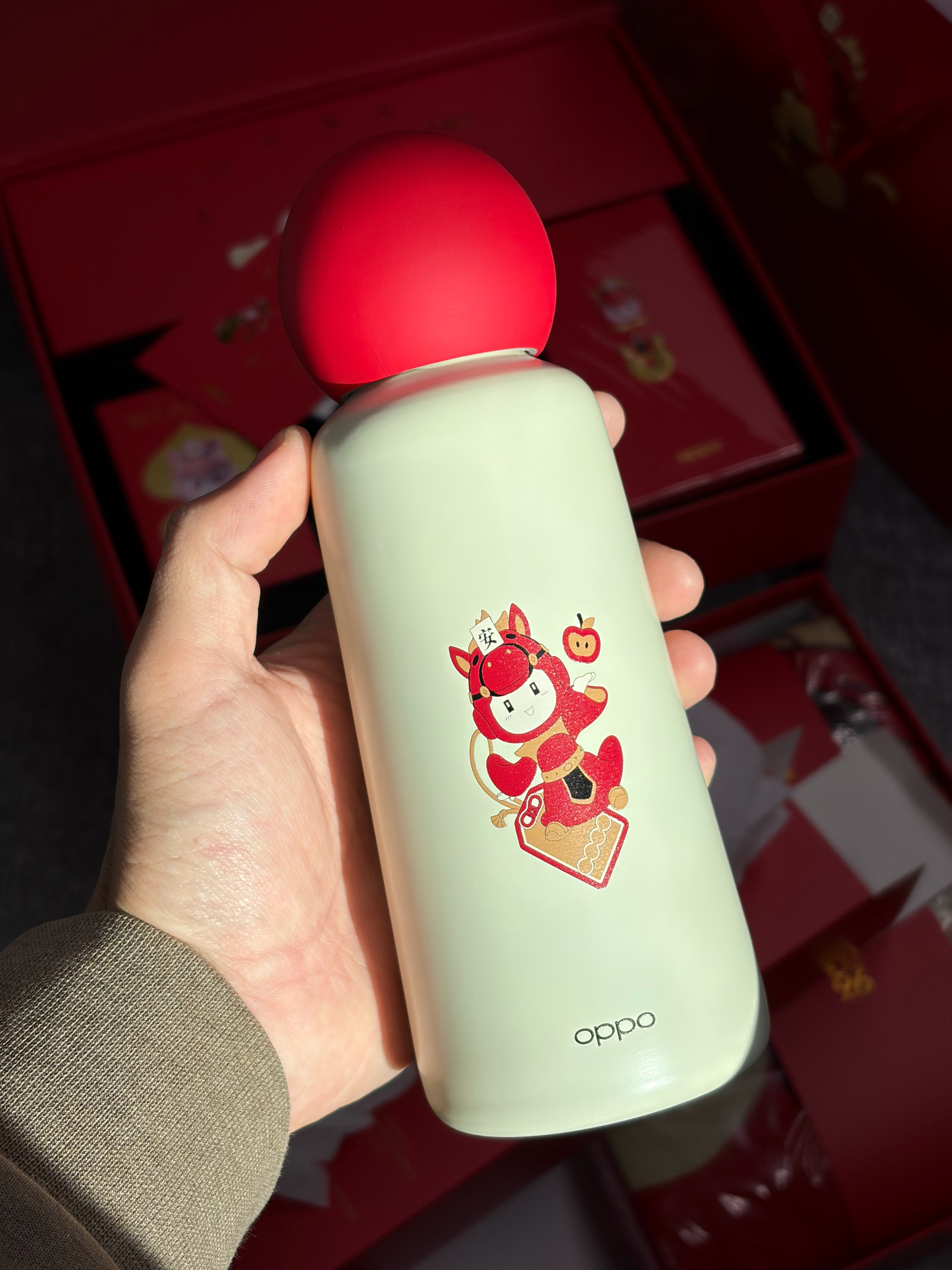 今年OPPO的新春礼盒是真心牛逼，还送金子，大富翁里的金属小欧竟然是个键帽