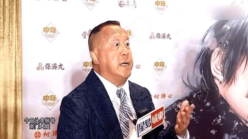 女演员拍戏突然起身，迎面撞上男演员挥来的手臂，当场见血。

原本试戏坐着，实拍时