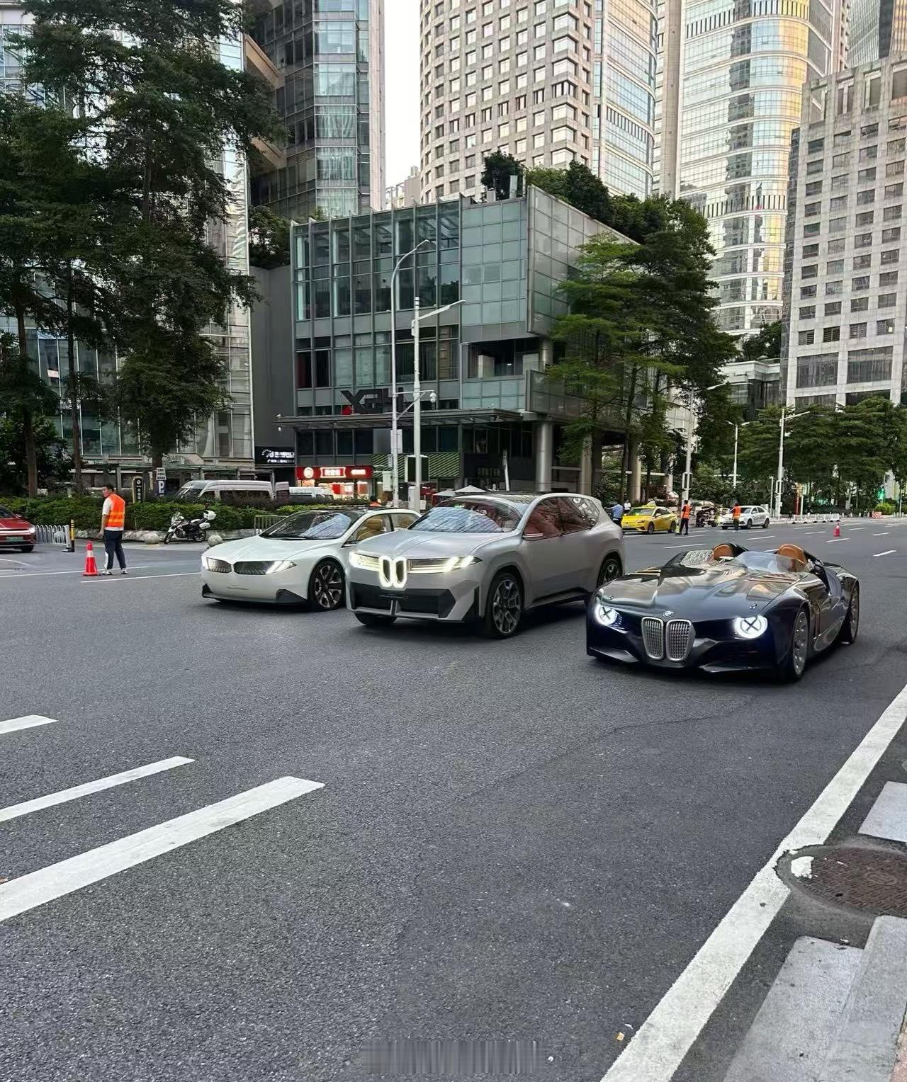 宝马三车同框现身广州街头 今日，有网友在广州街头偶遇宝马巡展，从路透图上看到从左
