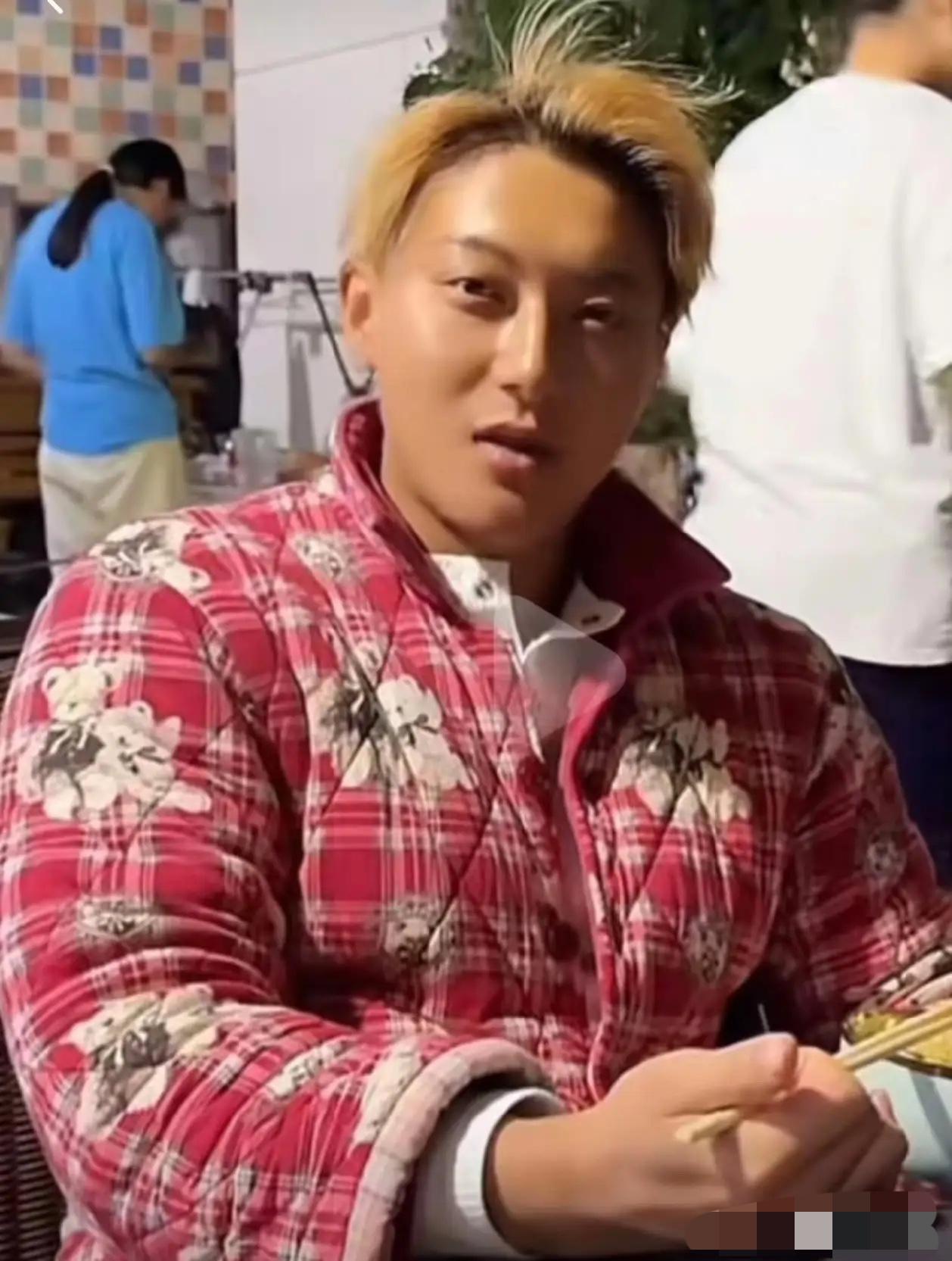 黄子韬可能都没有想到，
自己苦心经营的带货都没火起来，
会因为自己回了一趟丈母娘