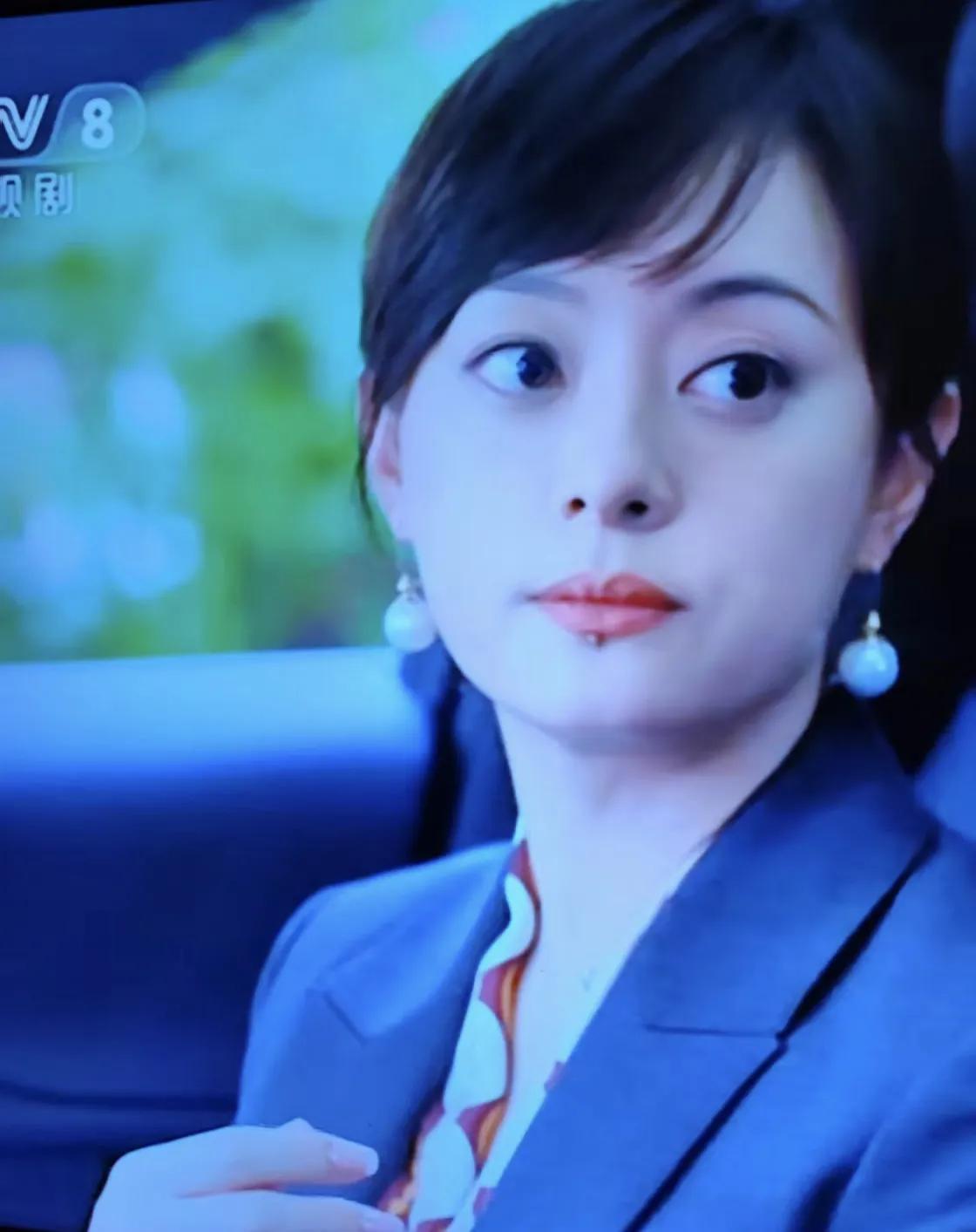 孙俪真是一个全面优秀的演员，长相也挑不出什么毛病！

天生高挺鼻梁架起一张精致的