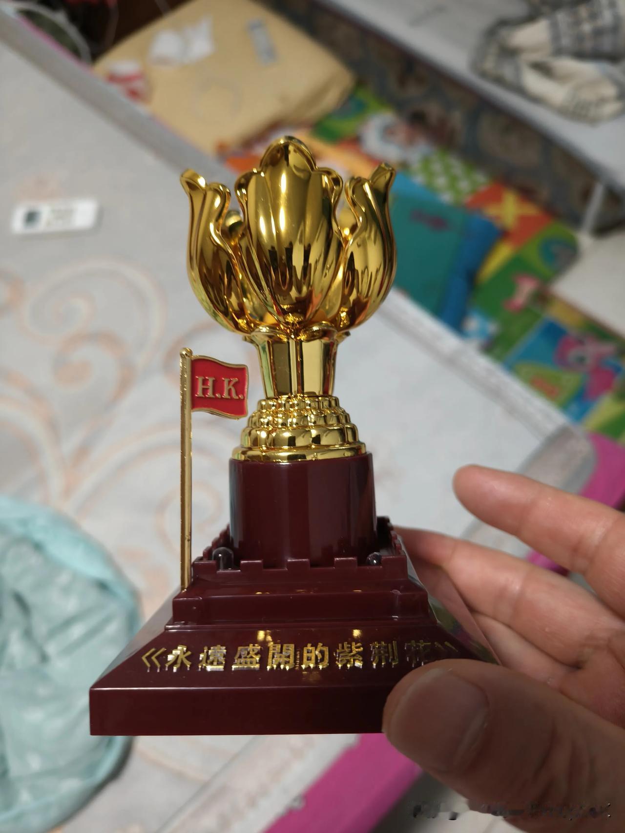 前几天去香港旅游，导游在大巴车上说:
”*师傅这两天为大家服务的怎么样？”大家齐