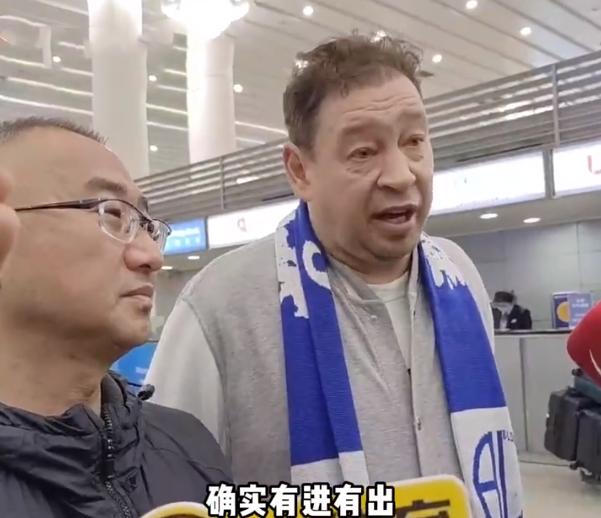 终于来啦！申花新帅斯卢茨基抵达上海，开始中超的执教之旅。

仔细看，斯卢茨基面带