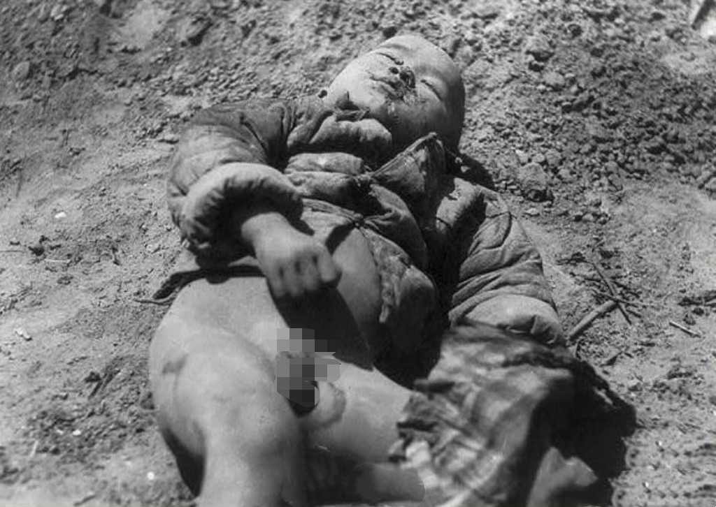 1937年，南京。被日寇杀死的男童，它们还剥下孩子棉裤露出“小鸡鸡”照相取乐。谷
