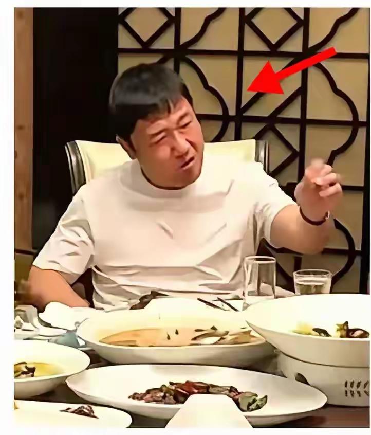 贾冰这次的饭局视频被偷拍了，视频中贾冰喝了点酒，说了一些放松的话，结果被发到网上