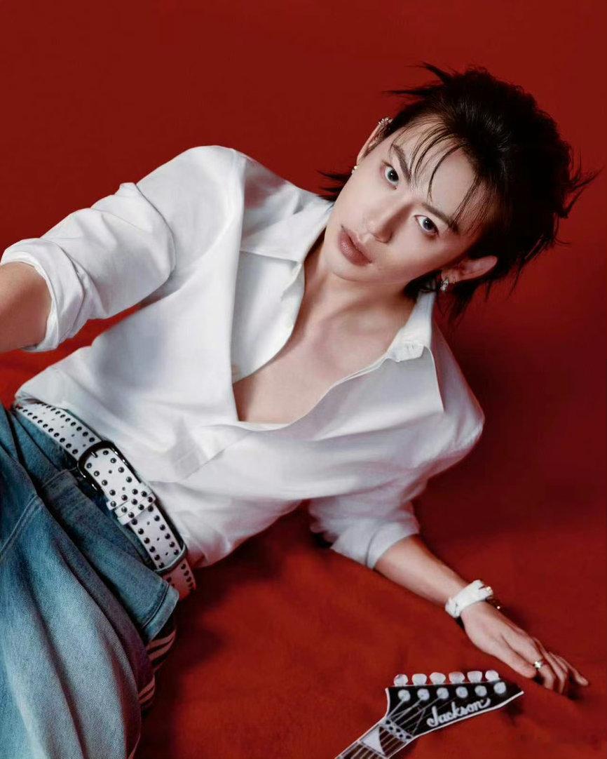 苏州线下偶遇王琳凯王琳凯线下全黑LOOK苏州线下意外偶遇小鬼王琳凯！一身利落全黑