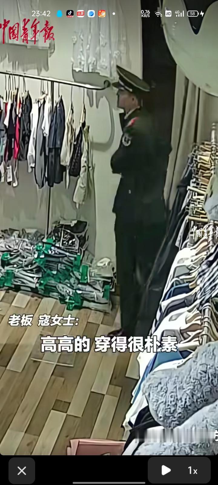 5月1日，河南商丘。老板娘寇女士称，小伙来店里借用试衣间换衣服，换上军装后就推门