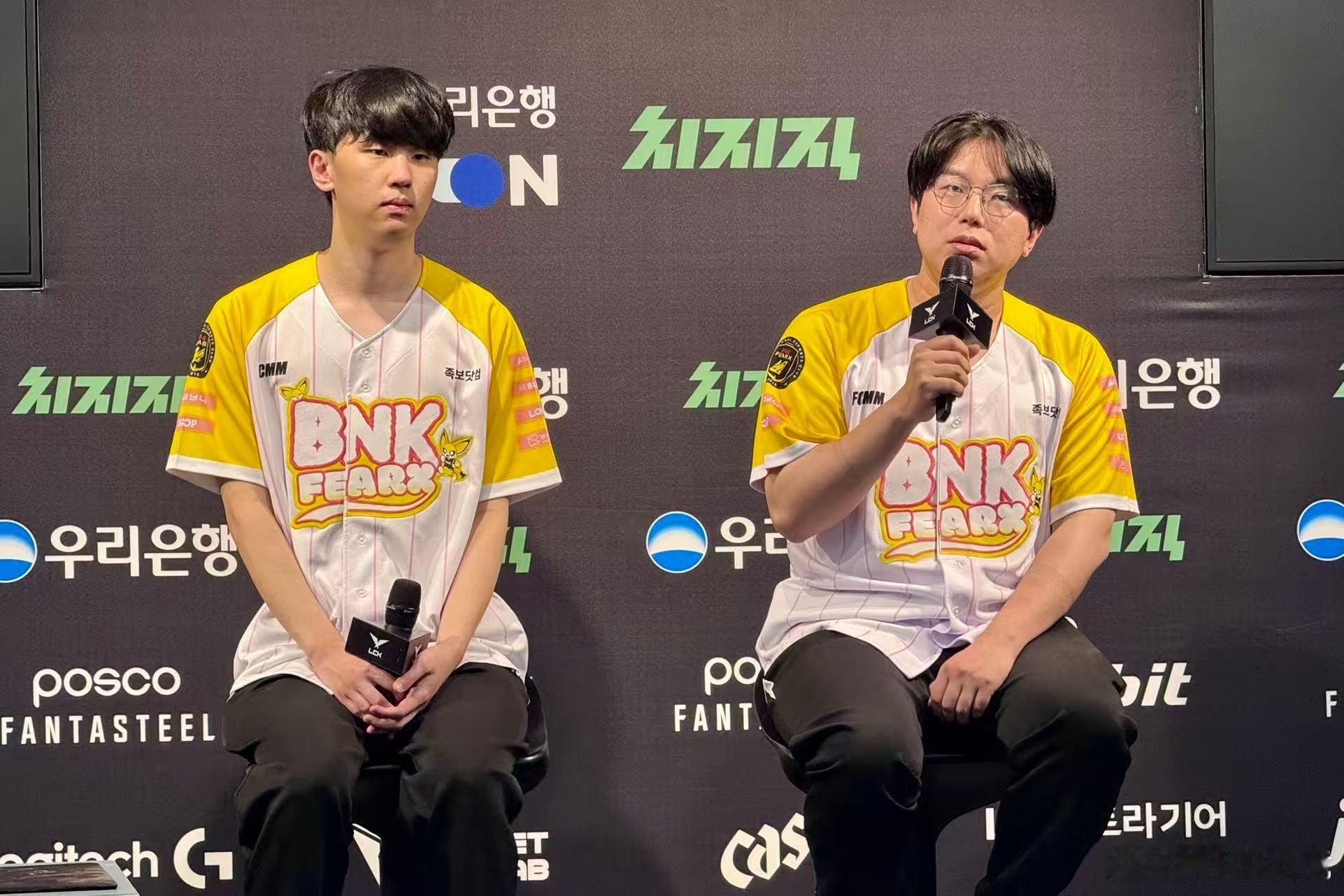 BFX的监督Edo和打野选手Raptor接受赛后胜者采访。gumayusi说自己