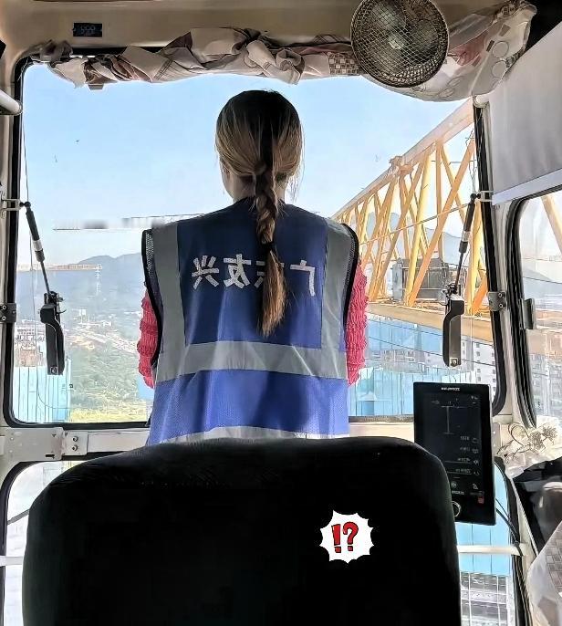 工地清退了一个塔吊女司机，四个月工资二万五一分没结。她没哭没闹，把安全帽扔进垃圾