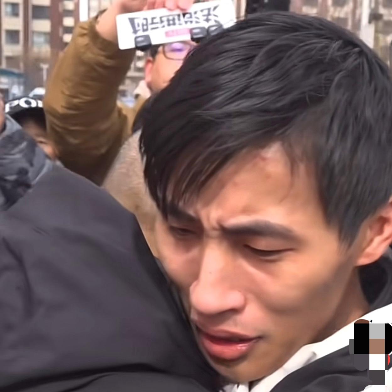 张云鹏终于回家了！这一幕看哭全网，漂泊25年的孩子，终于扑进父亲怀里

父子俩一