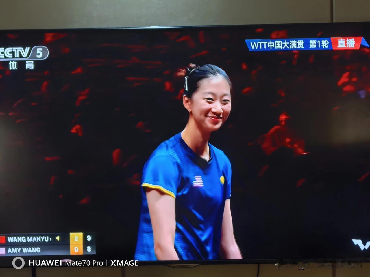 王爱米也太可爱了吧，像在玩游戏！
王爱米这个小姑娘
面对世界第一毫无惧色
轻松自