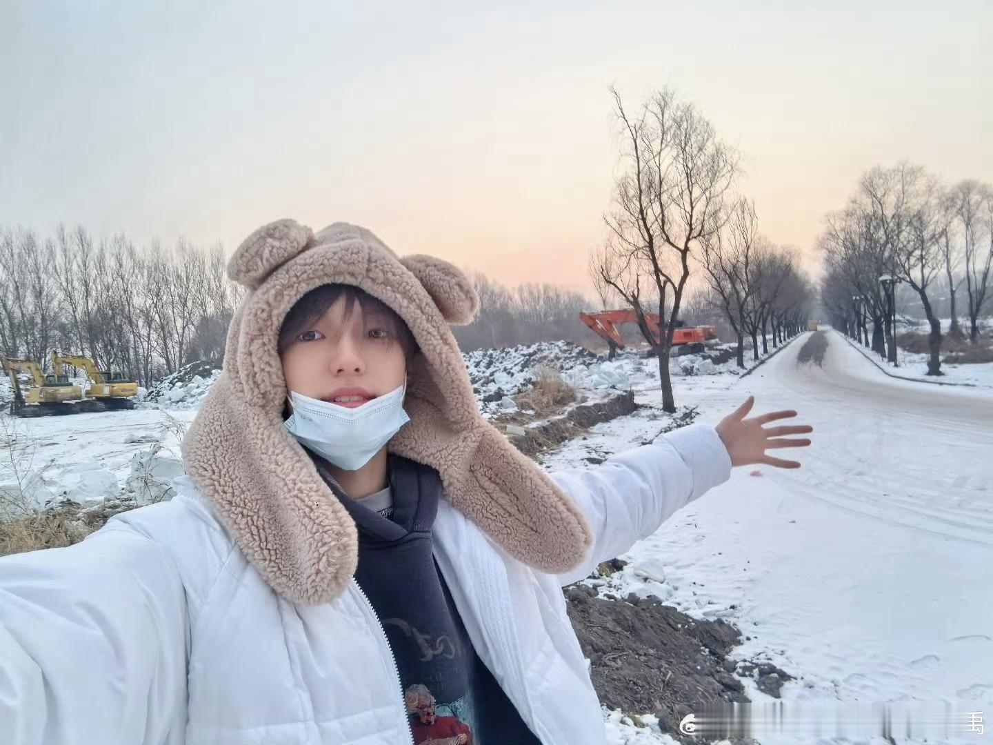 是不是冰雪大世界地存冰处啊 因为种种原因没办法亲自去打卡 那就来见证那座冰雕是如