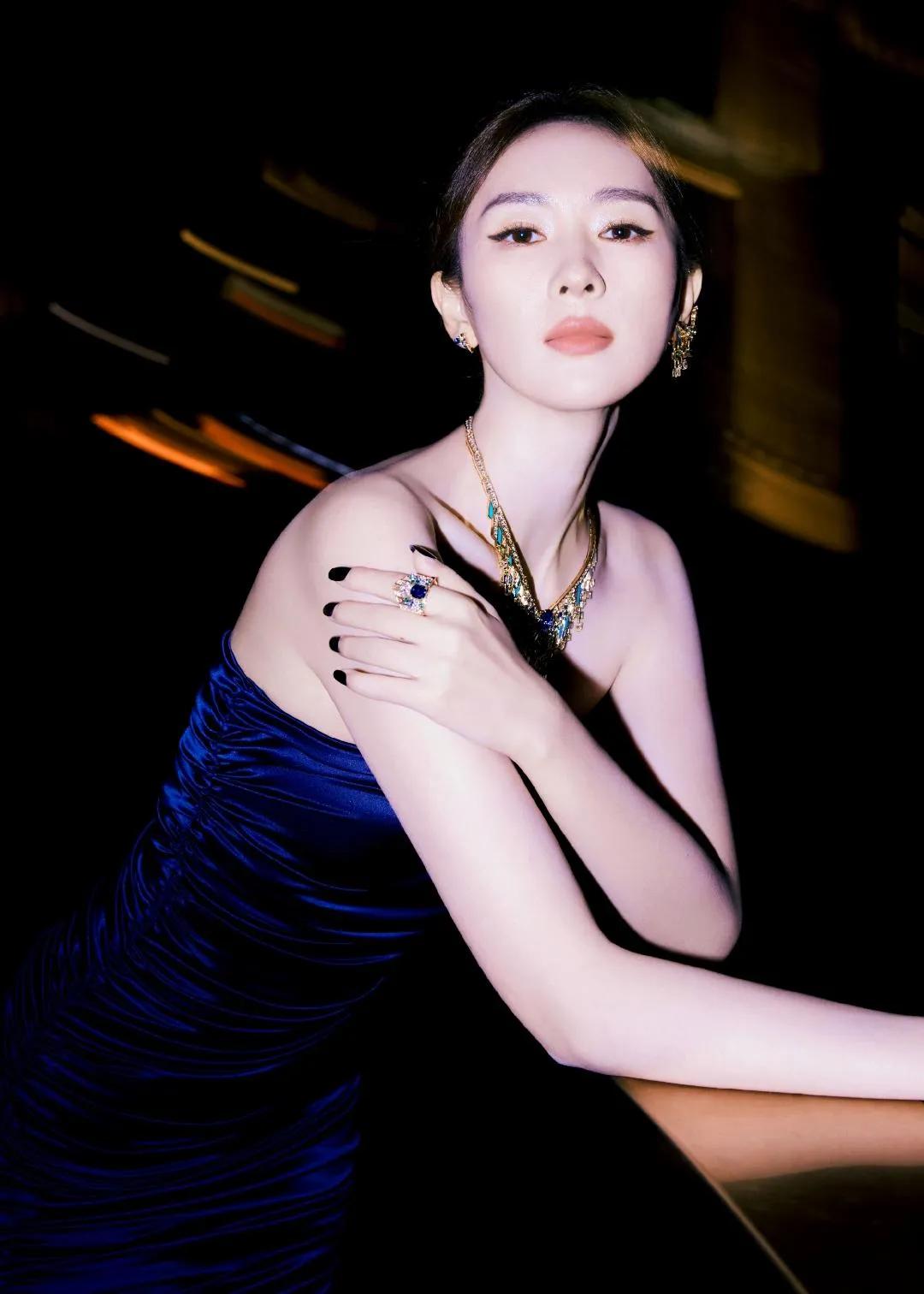 童瑶一身宝蓝人鱼裙，搭配高级珠宝，自信迷人诠释高贵典雅之美。