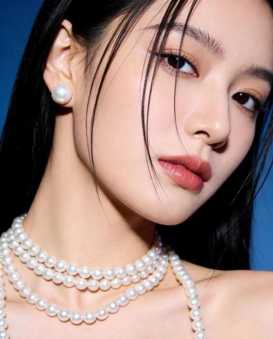 戴上珠宝才意识到自己有多美 原来光芒真的会自带底气，细碎的钻光落在颈间耳畔，一抬