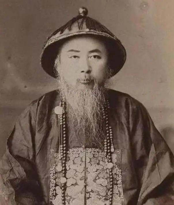 晚清学者梁鼎芬因弹劾李鸿章被连降五级，他嘱咐好友文廷式帮忙照看妻子，不料两人竟然