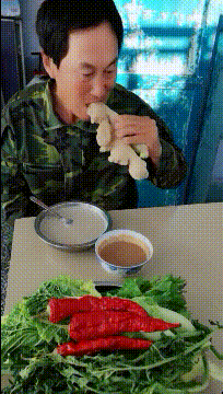 吃别的都能理解
生啃生姜的还真没见过