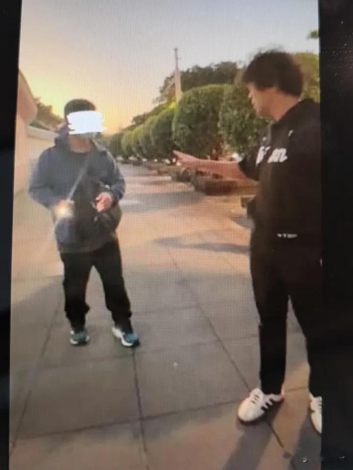 最新消息
“台独”顽固分子沈伯洋
今天被岛内人士拦住了
质疑他为什么跟大陆对着干