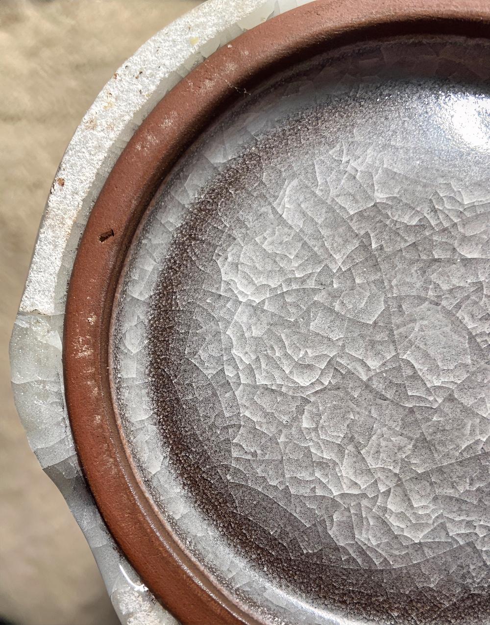 铁骨冰魂：紫金土与冰裂纹的工艺共生与宋代美学

龙泉青瓷的巅峰，从来不是单一元素