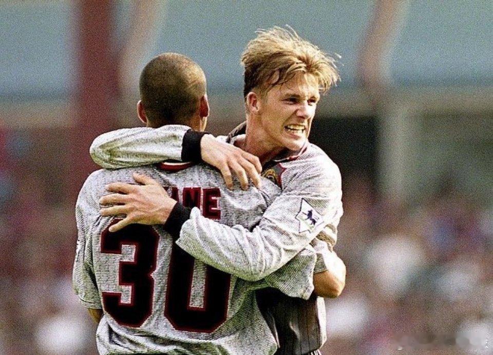 贝克汉姆1月20日讯 贝克汉姆的家庭矛盾近日已处在舆论风口浪尖。而小贝的曼联前队