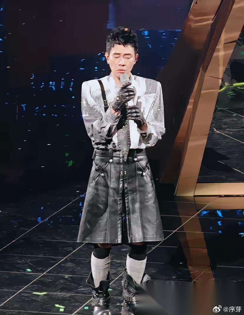 果然有些衣服还得是明星穿 因为普通人根本接受不了 你就看陈小春演唱会上的服装，上