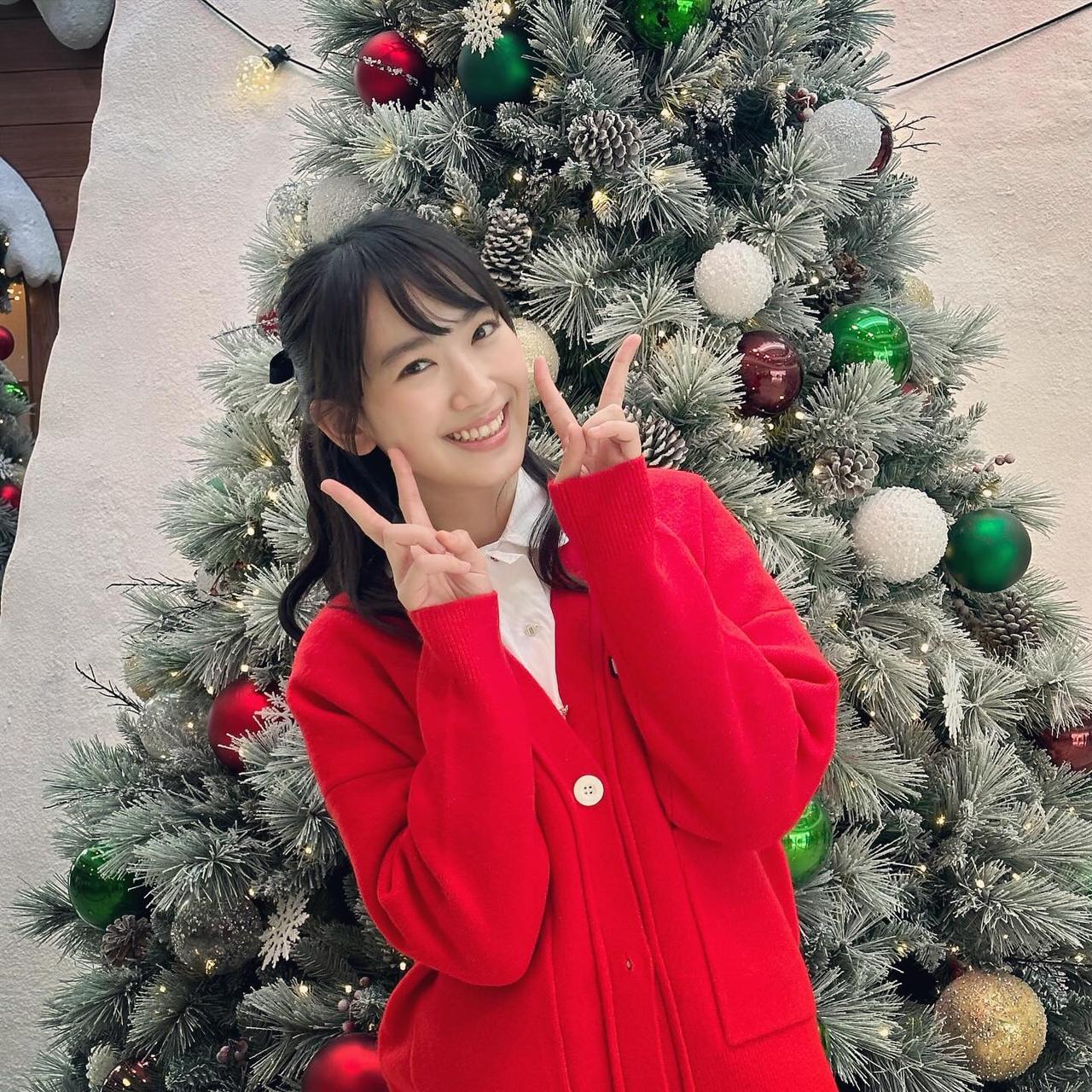 她是香港著名女星龚慈恩的女儿，现在主要的工作就是演员，五官长得标致，感觉比妈妈当
