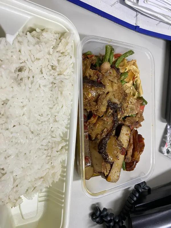 4个上海老人坐火车去九寨沟，自带两荤两素，40元列车盒饭少人问津
8月18日，四