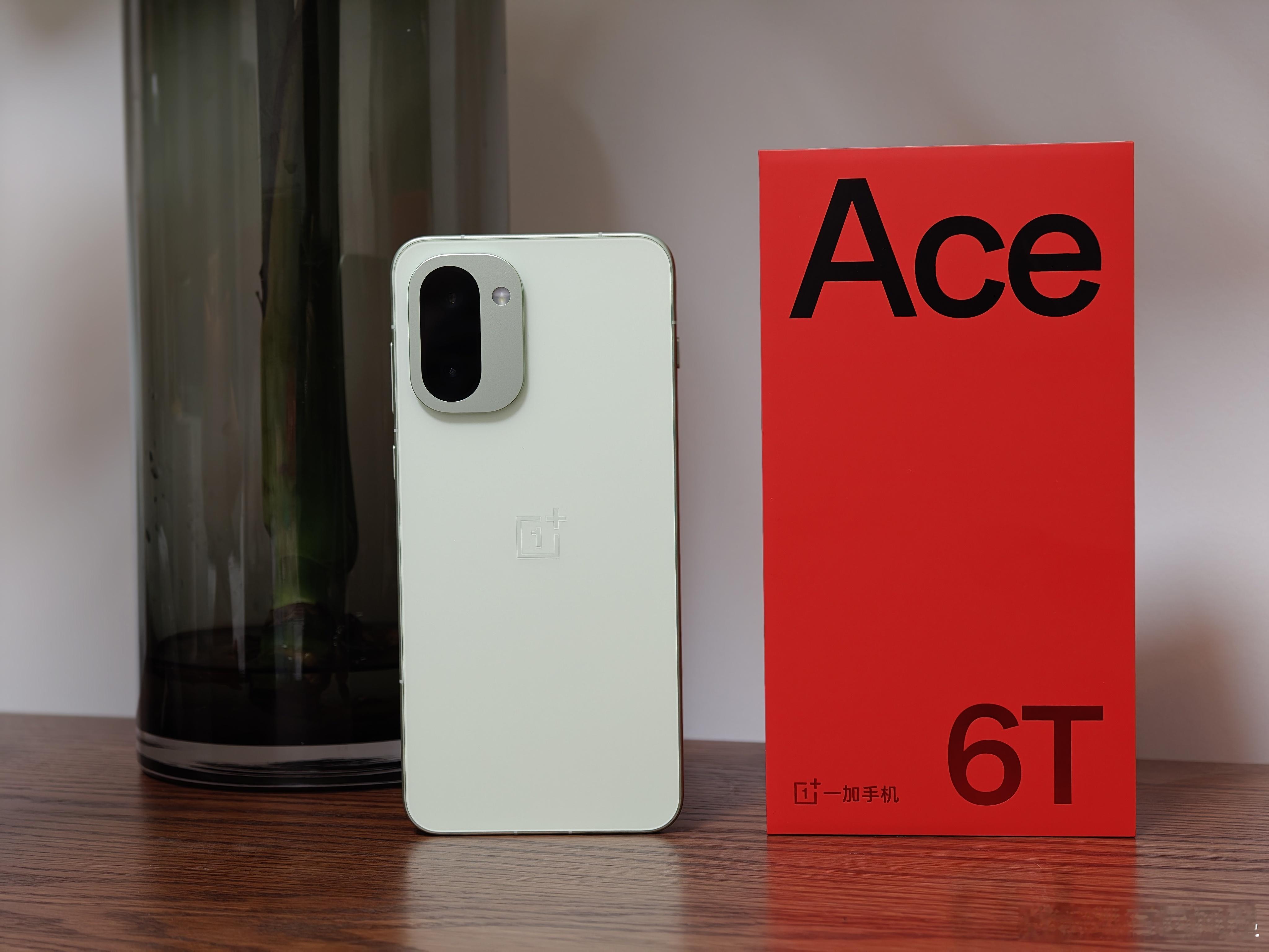 这次一加终于又把最拿手的绿色掏出来了——「掠影绿」，开箱拍几张一加Ace6T看看