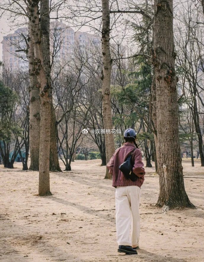 刘雯拍摄了一组很美的春日大片，她笑得很开心，像个童心未泯的孩子，阳光又灿烂。刘雯