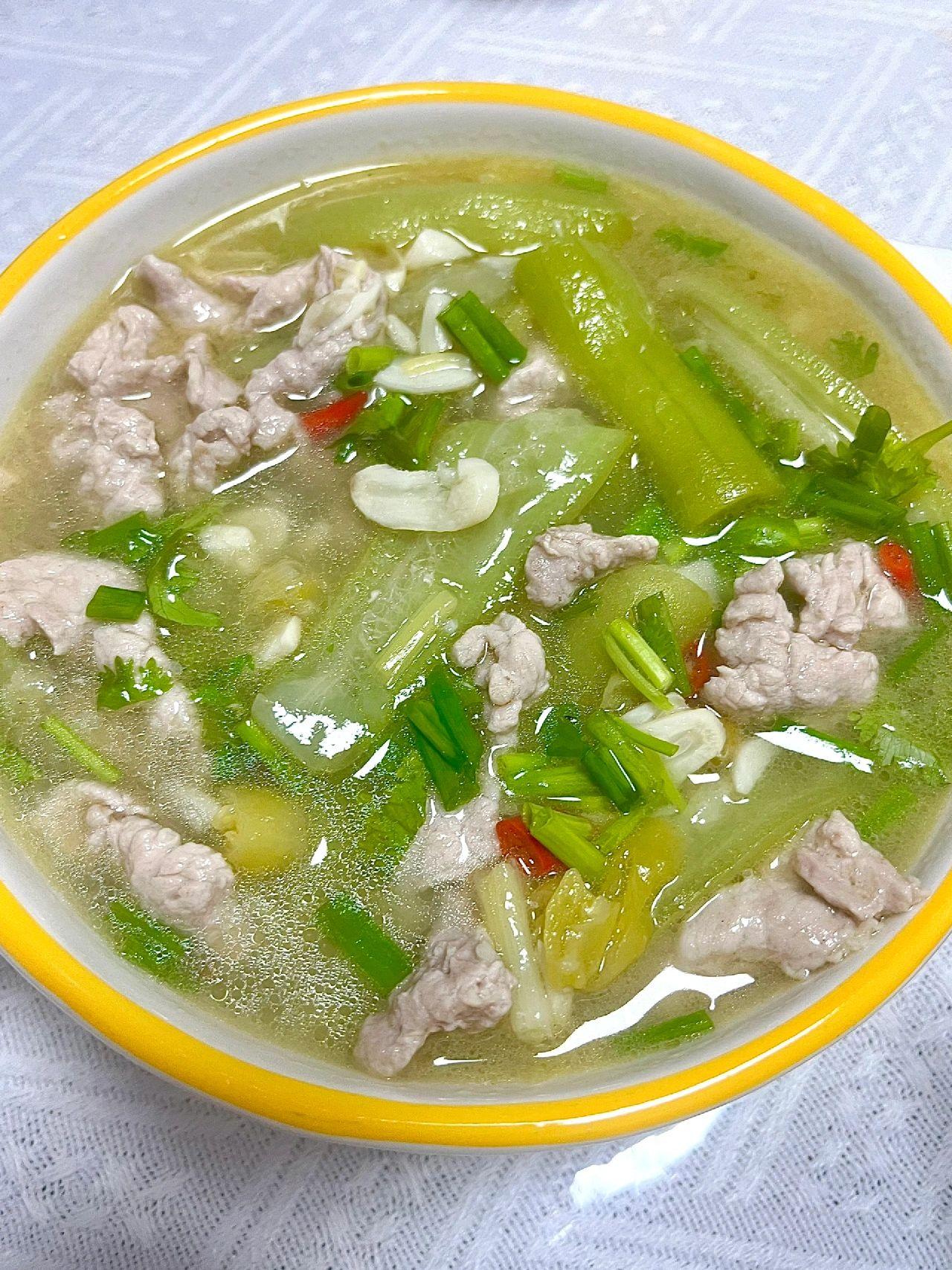 泡椒丝瓜肉片汤，就这汤我能泡两碗米饭
今天是一道超级开胃的汤菜～泡椒丝瓜肉片汤，