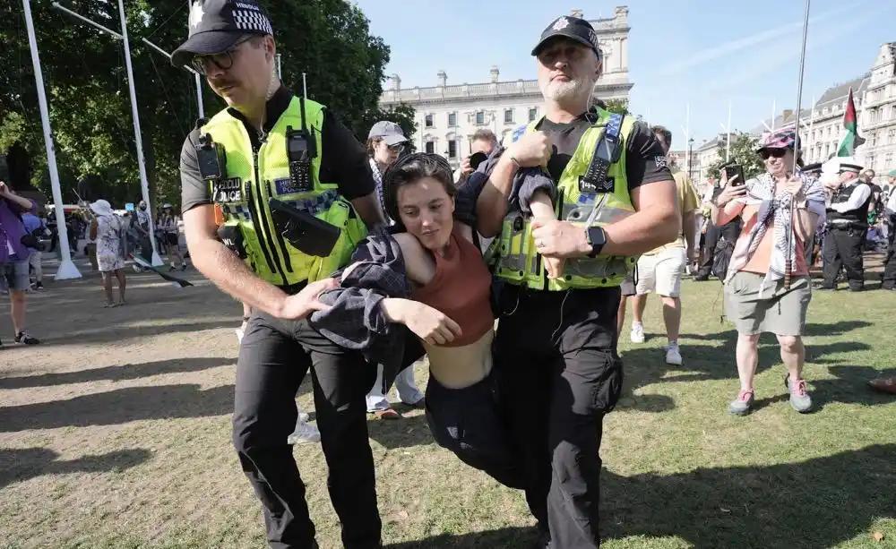 英国伦敦一场和平抗议，竟然抓了500多人，上到80多岁拄拐杖的老人，下到18岁的