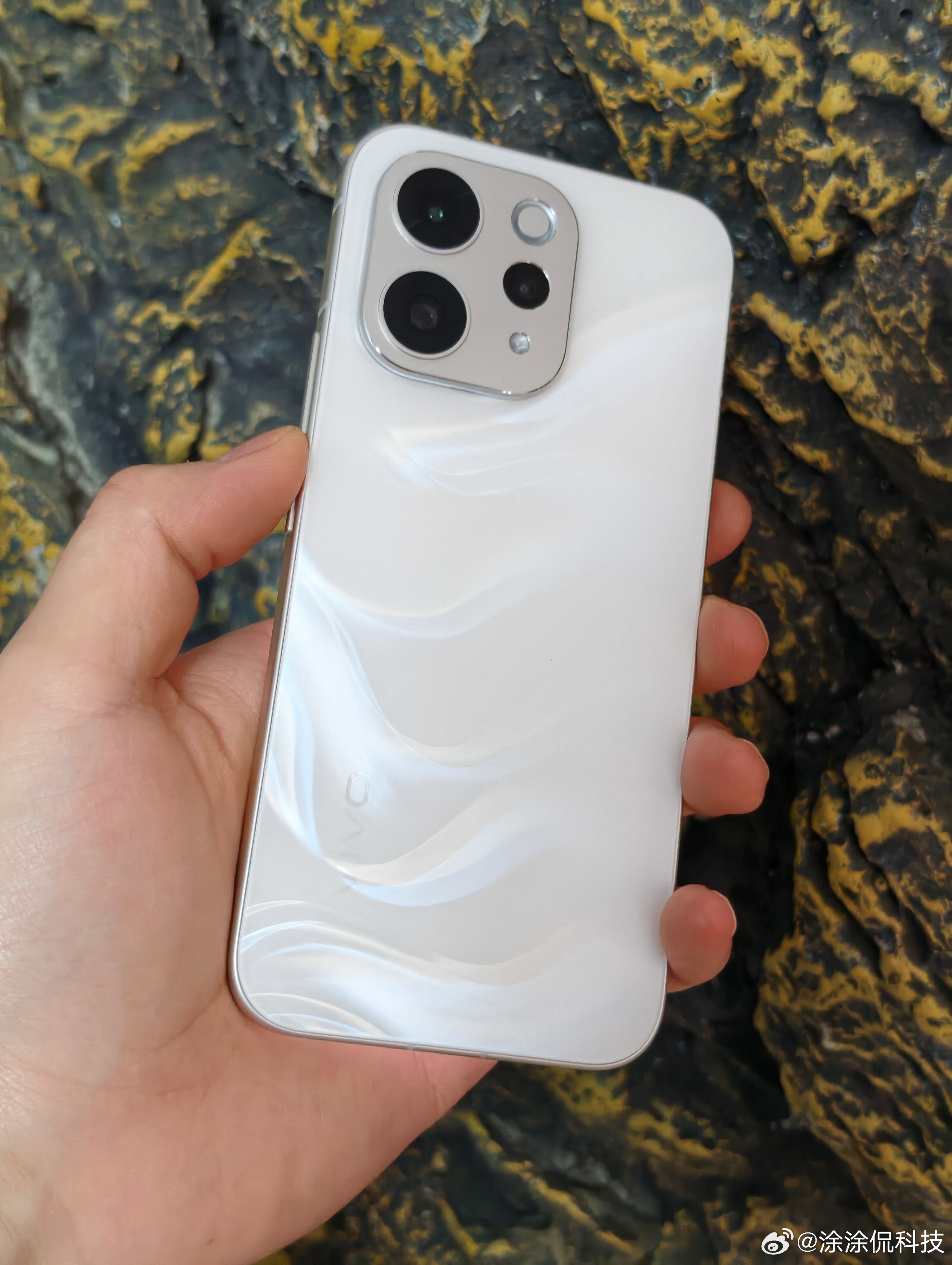 看了下蓝厂S50这款手机的销量，不仅是叫好而且还叫座，截止到今年第九周，其系列销